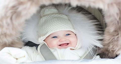 لباس مناسب نوزاد در زمستان؛ چقدر لباس تن نوزاد کنیم؟